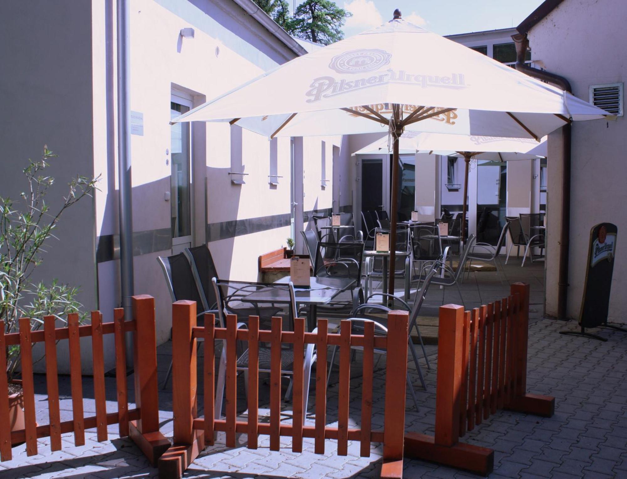 Penzion A Caferestaurant U Lavky Chrudim Exteriör bild