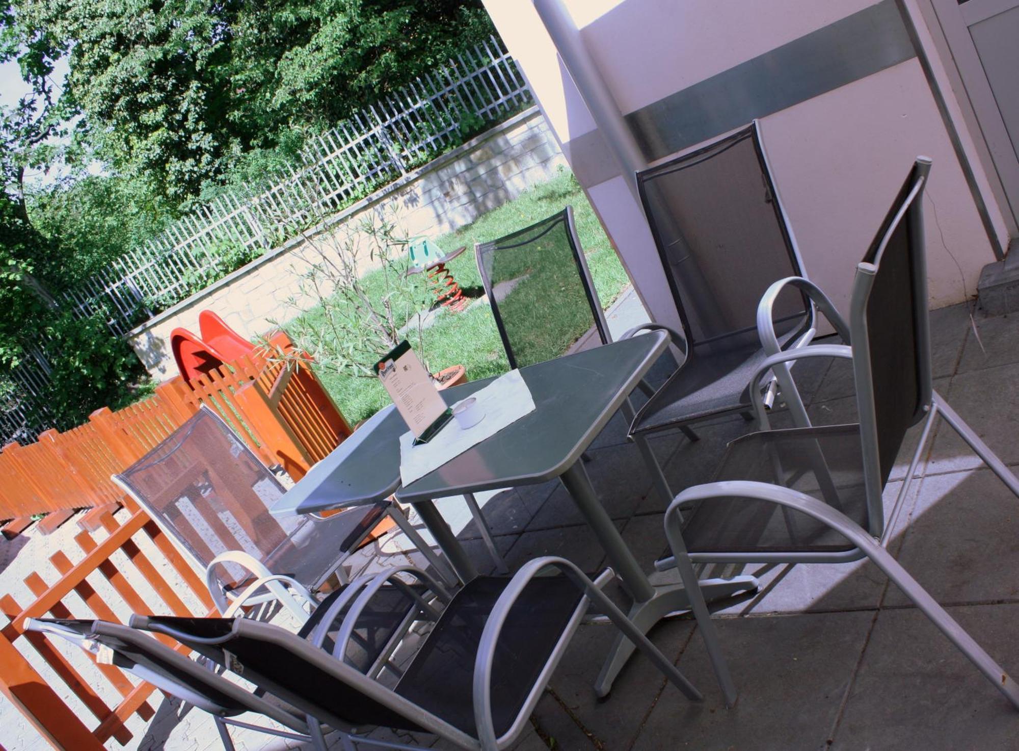 Penzion A Caferestaurant U Lavky Chrudim Exteriör bild