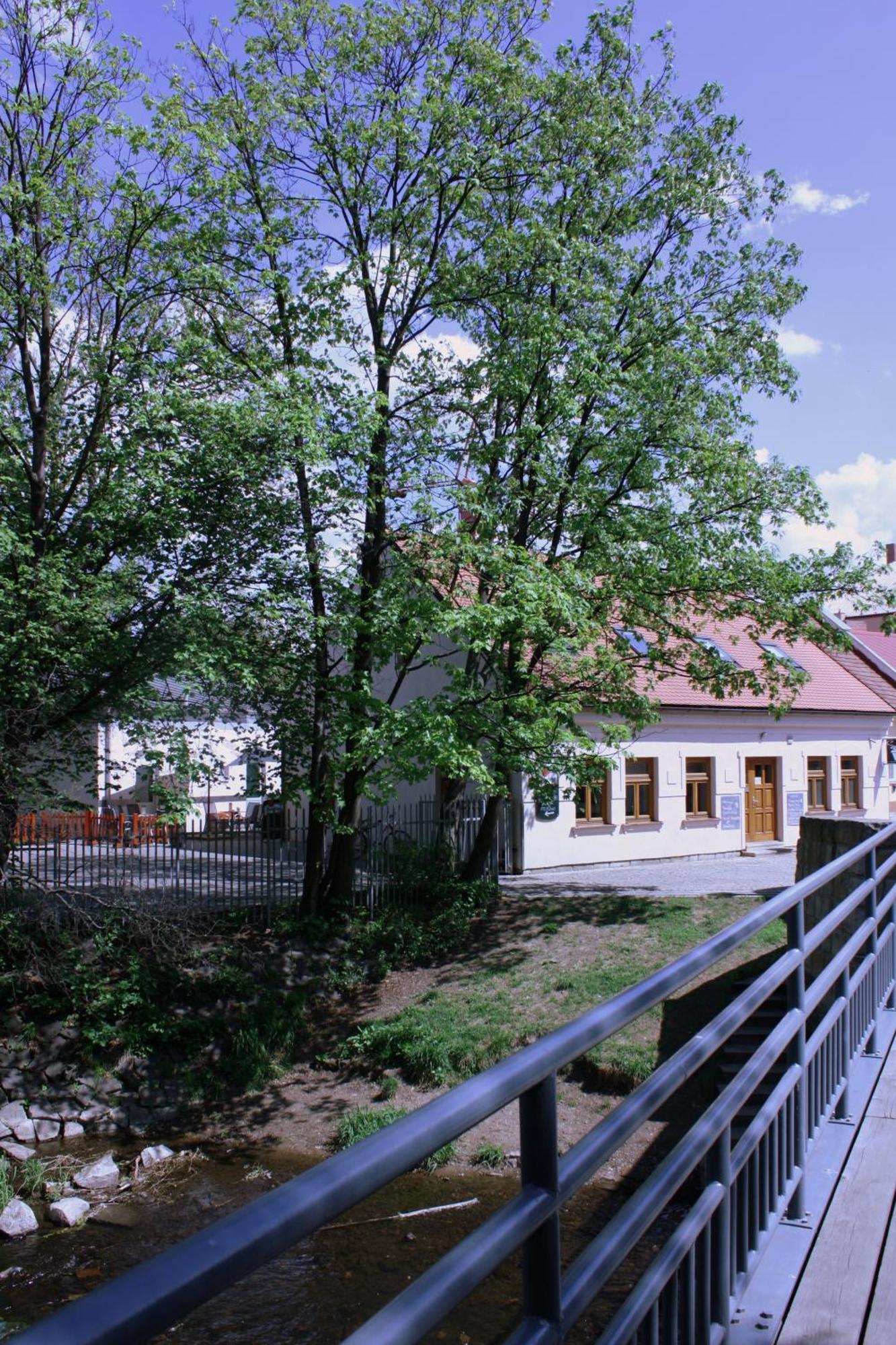 Penzion A Caferestaurant U Lavky Chrudim Exteriör bild
